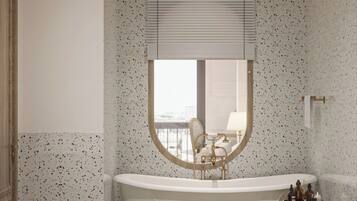 Bañera, secador de pelo, toallas, jabón