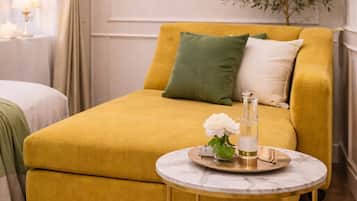 Executive Studio Suite | In-room safe, desk, laptop workspace, blackout drapes