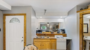 Coffee/tea maker, fridge, microwave, stovetop - Lake of the Ozarks Apt 3 Mi to Dtwn Shops & Dining (Lake Ozark)