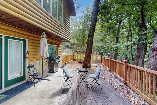 Outdoor dining - Lake of the Ozarks Apt 3 Mi to Dtwn Shops & Dining (Lake Ozark)