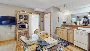 Coffee/tea maker, fridge, microwave, stovetop - Lake of the Ozarks Apt 3 Mi to Dtwn Shops & Dining (Lake Ozark)
