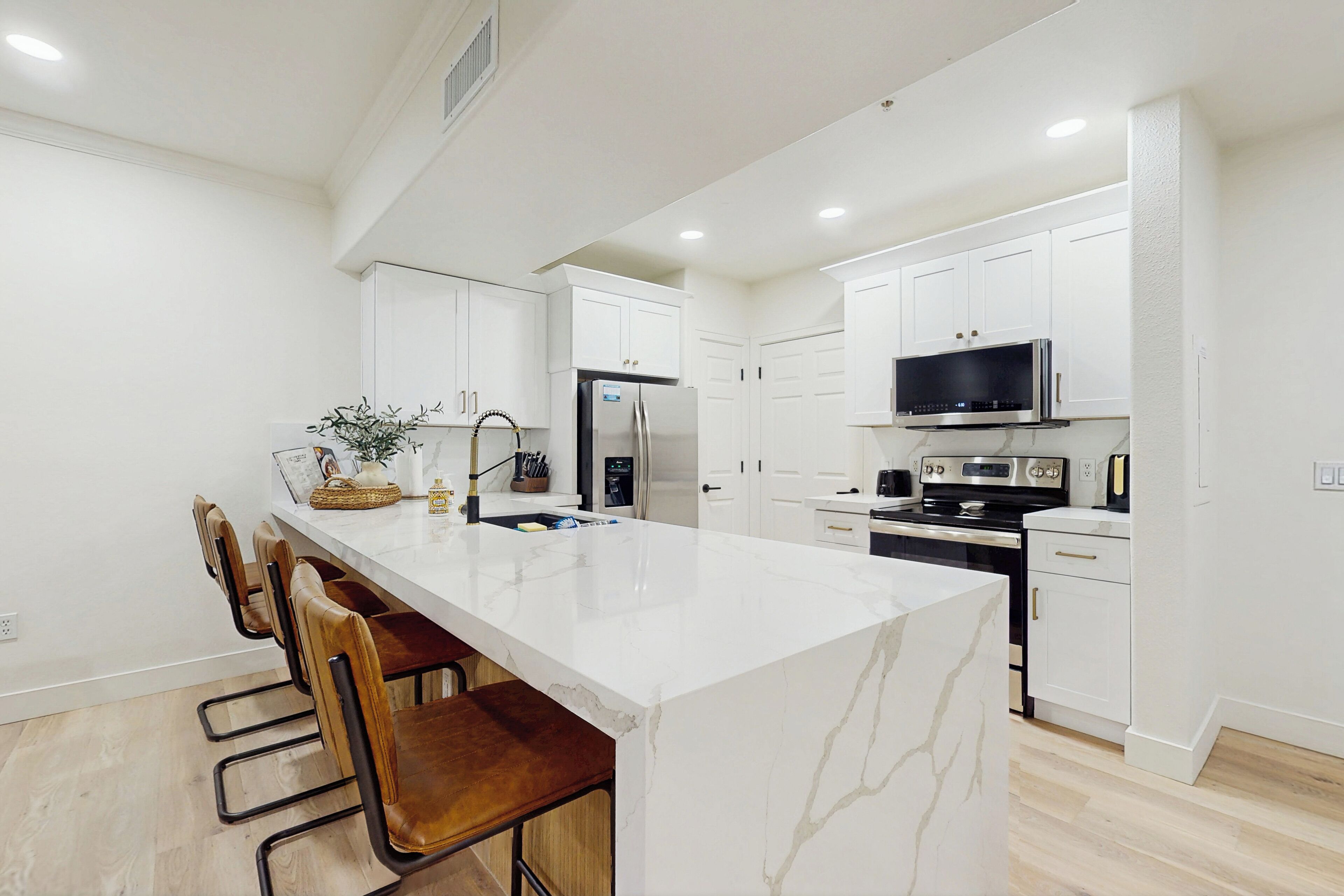 Fridge, microwave, stovetop, dishwasher