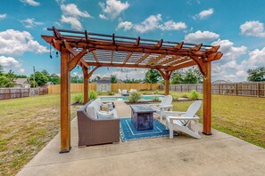 Terrace/patio - 4BR retreat w/ a saltwater Pool & fire table (Crestview)