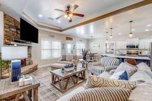 TV, fireplace - 4BR retreat w/ a saltwater Pool & fire table (Crestview)