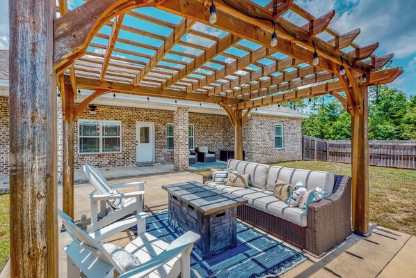 Terrace/patio - 4BR retreat w/ a saltwater Pool & fire table (Crestview)