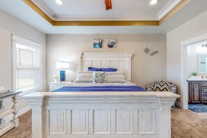 4 bedrooms, iron/ironing board, Internet, bed sheets - 4BR retreat w/ a saltwater Pool & fire table (Crestview)