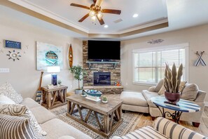 Living area - 4BR retreat w/ a saltwater Pool & fire table (Crestview)