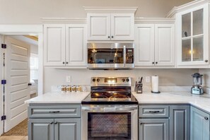 Private kitchen - 4BR retreat w/ a saltwater Pool & fire table (Crestview)