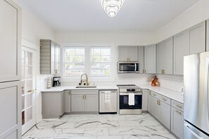 Frigorífico, microondas, placa de cocina y lavavajillas