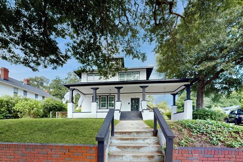 < 2 Mi Dtwn Augusta: Charming Historic Home