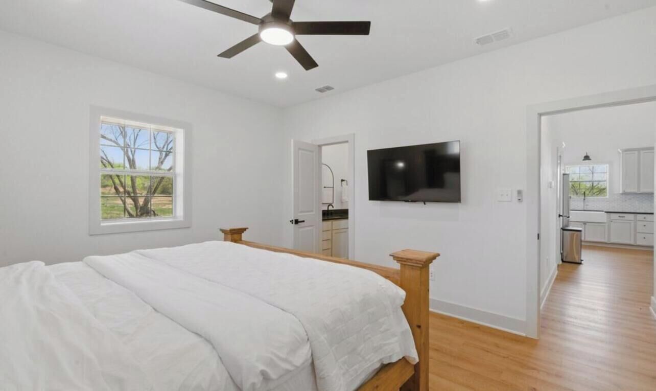 3 habitaciones, tabla de planchar con plancha, wifi y ropa de cama 