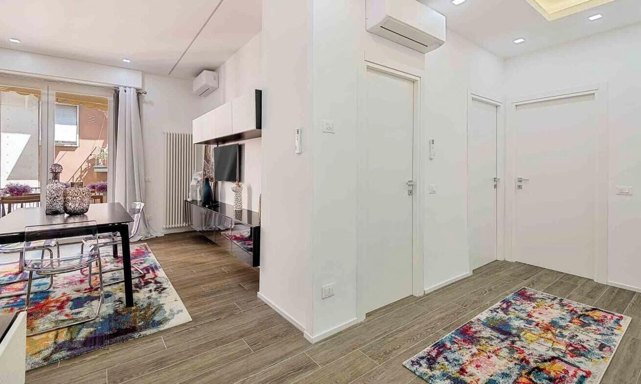 Eine moderne Wohnung mit Essbereich, Küche und zwei Schlafzimmern.