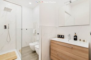 Shower, bidet, towels - Modern design and bright colours combine to create a cosy and stimulating environment: ‘La Casa di Zoe’ welcomes you to the heart of the city with bright, well-furnished spaces where every detail has been thought out to offer comfort and style.The li (La Spezia)