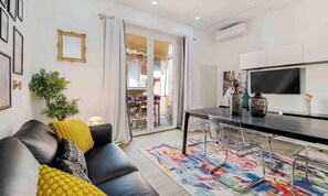 TV - Modern design and bright colours combine to create a cosy and stimulating environment: ‘La Casa di Zoe’ welcomes you to the heart of the city with bright, well-furnished spaces where every detail has been thought out to offer comfort and style.The li (La Spezia)