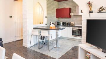 Kühlschrank, Mikrowelle, Ofen, Geschirrspüler