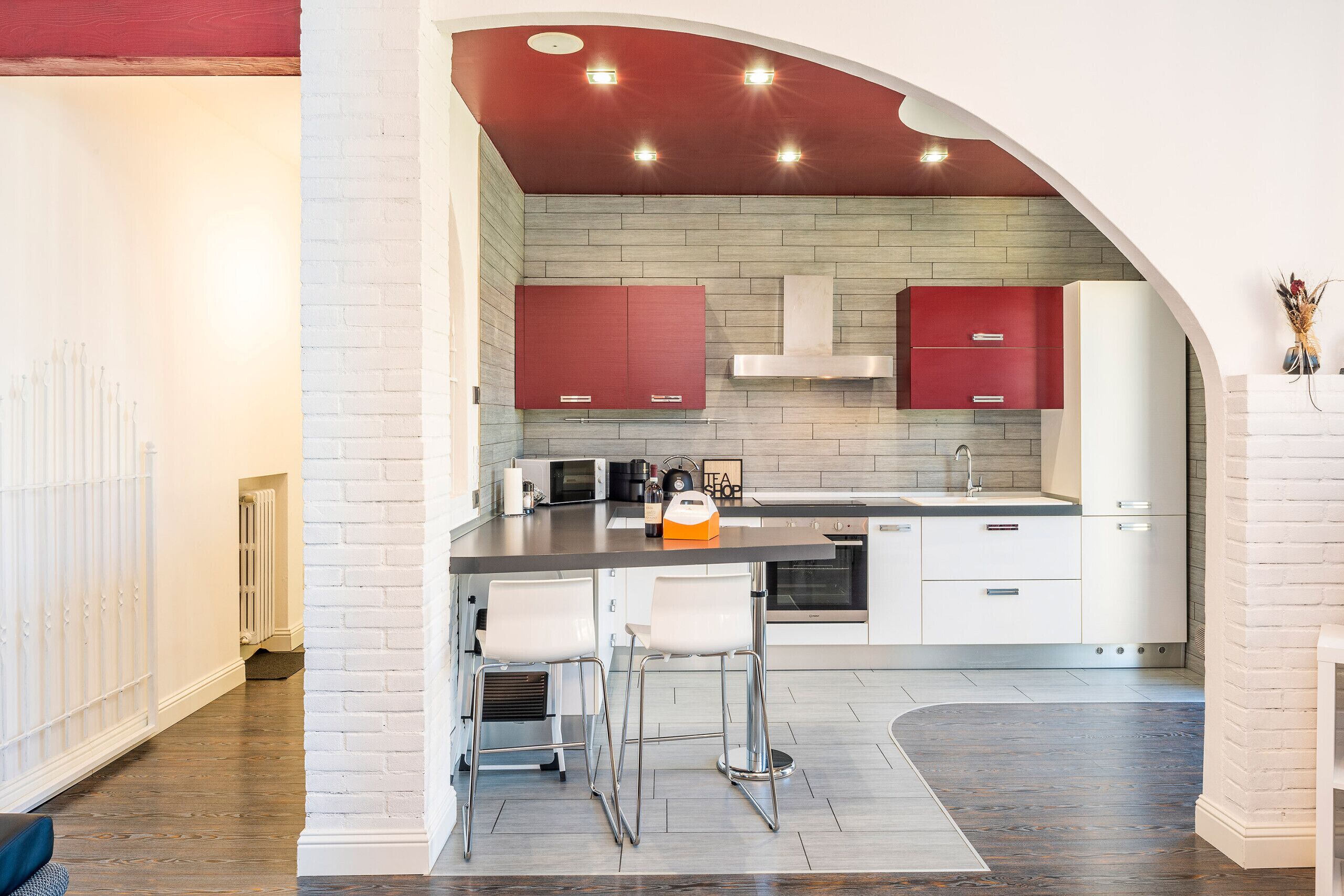 Een koelkast, een microgolfoven, een oven, een vaatwasser