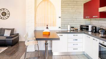 Kühlschrank, Mikrowelle, Ofen, Geschirrspüler