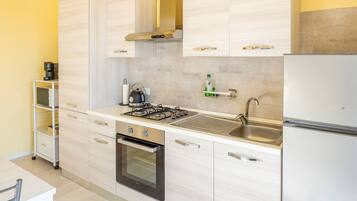 Kühlschrank, Mikrowelle, Ofen, Geschirrspüler