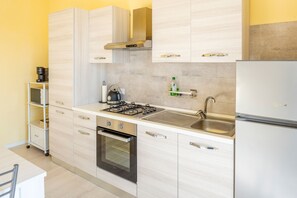 Kühlschrank, Mikrowelle, Ofen, Geschirrspüler