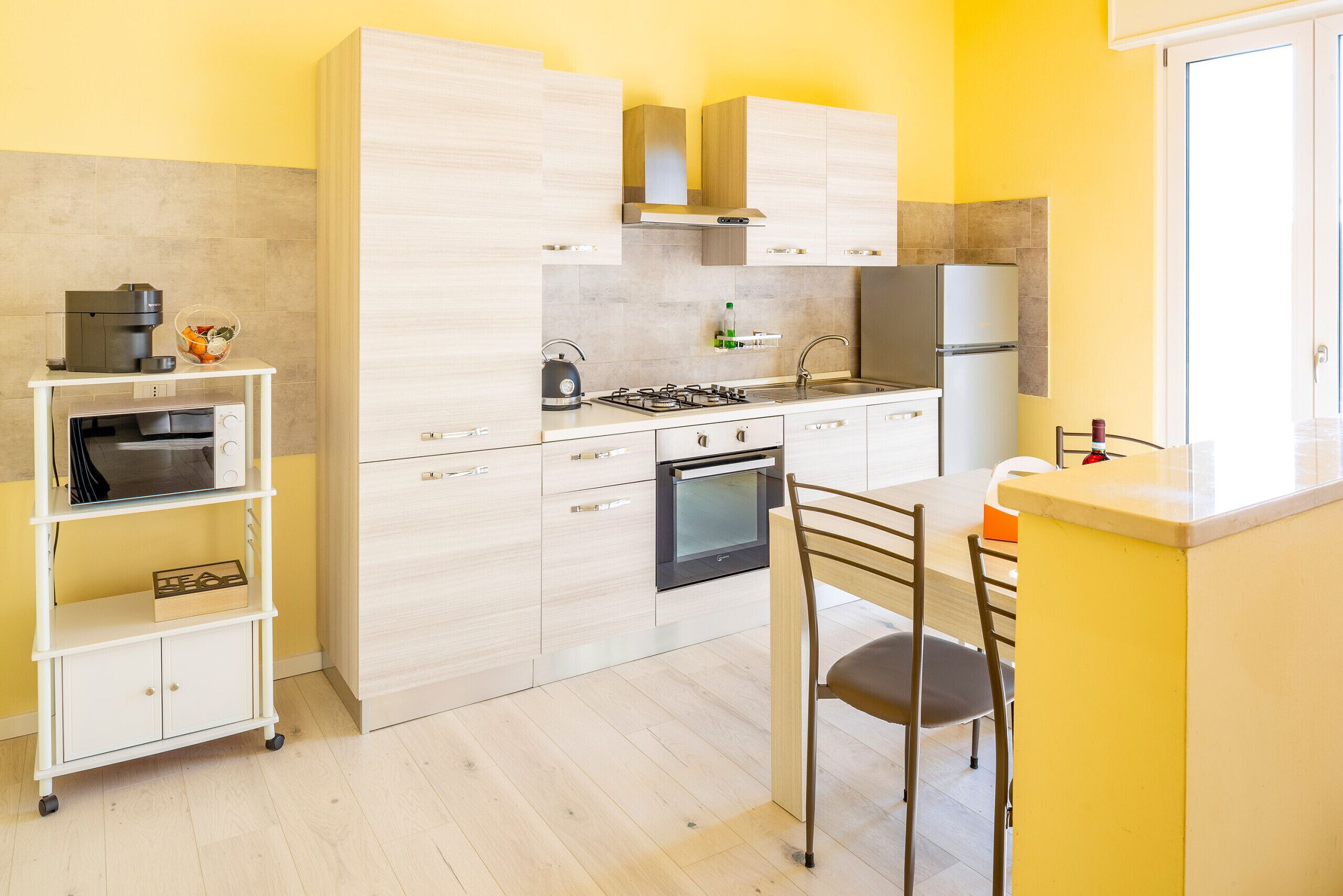 Jääkaappi, mikroaaltouuni, uuni, astianpesukone