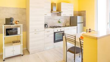 Kühlschrank, Mikrowelle, Ofen, Geschirrspüler