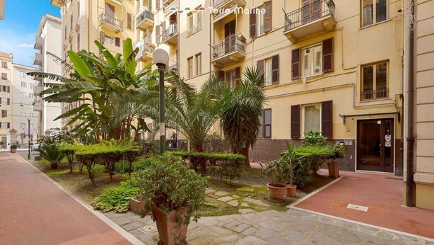 A courtyard with potted plants and a stone pathway. - Located in the heart of the city, within an elegant residential building, ‘La Maison des Étoile’ offers a unique living experience for those seeking comfort and style in perfect harmony.With its minimalist and modern décor, it welcomes you with a k (La Spezia)