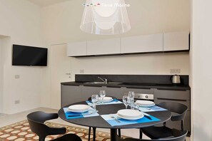 Dining - Located in the heart of the city, within an elegant residential building, ‘La Maison du Soleil’ offers a unique living experience for those seeking comfort and style in perfect harmony.With its minimalist and modern décor, it welcomes you with a kit (La Spezia)
