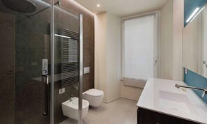 Shower, bidet, towels, toilet paper - Located in the heart of the city, within an elegant residential building, ‘La Maison du Soleil’ offers a unique living experience for those seeking comfort and style in perfect harmony.With its minimalist and modern décor, it welcomes you with a kit (La Spezia)
