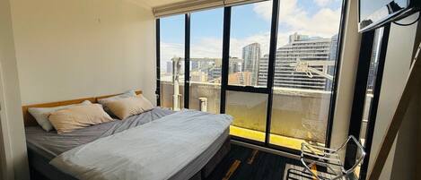 Iron/ironing board, WiFi, bed sheets