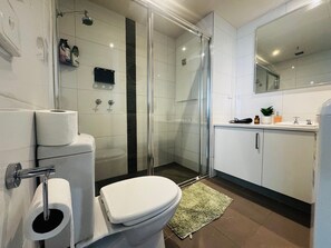 Shower, hair dryer, towels, soap - Modern 2BR CBD Apartment w/ Balcony Views of Yarra River & Highrises (Docklands)