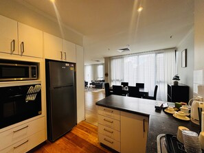 Private kitchen - Modern 2BR CBD Apartment w/ Balcony Views of Yarra River & Highrises (Docklands)