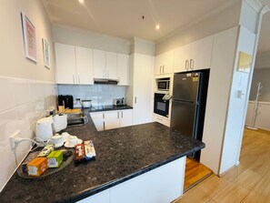 Private kitchen - Modern 2BR CBD Apartment w/ Balcony Views of Yarra River & Highrises (Docklands)