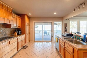 Frigorífic, microones, forn i placa de cuina 