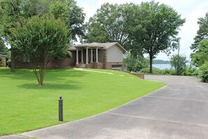 Property grounds - Sunset Point at Greers Ferry Lake! (Heber Springs)