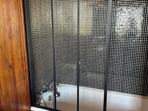 Shower, towels, toilet paper - Vacation home with wonderful terrace and far-reaching views to the bay (Lège-Cap-Ferret)