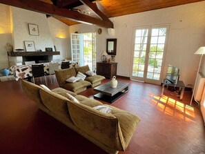 Living area - Vacation home with wonderful terrace and far-reaching views to the bay (Lège-Cap-Ferret)