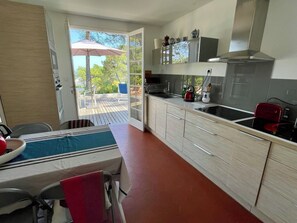 Fridge, oven, stovetop, dishwasher - Vacation home with wonderful terrace and far-reaching views to the bay (Lège-Cap-Ferret)