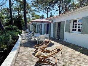 Outdoor dining - Vacation home with wonderful terrace and far-reaching views to the bay (Lège-Cap-Ferret)
