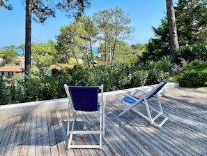 Property grounds - Vacation home with wonderful terrace and far-reaching views to the bay (Lège-Cap-Ferret)