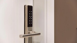 Uma porta moderna com fechadura eletrônica de teclado numérico.