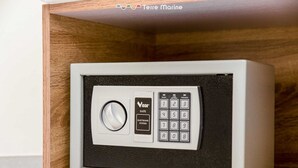 Um cofre com teclado e fechadura giratória, alojado numa caixa de madeira.