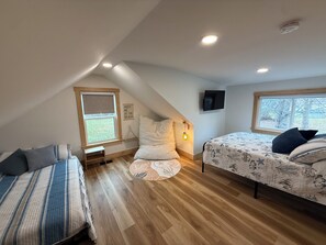 Tabla de planchar con plancha, wifi y ropa de cama