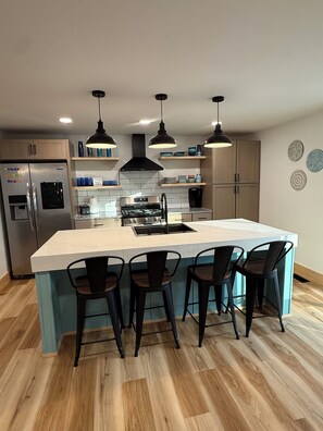 Micro-ondes, four, plaque de cuisson, lave-vaisselle