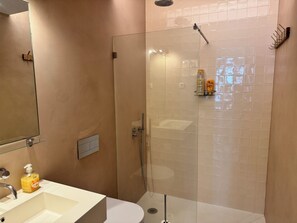 Hair dryer, towels, soap, toilet paper - The Crucifixo Collection - Eclectic (Lisboa)