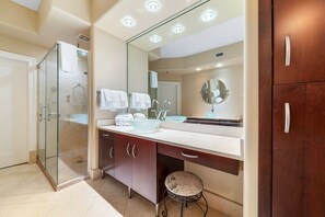 Een douche, een bubbelbad, een haardroger, handdoeken