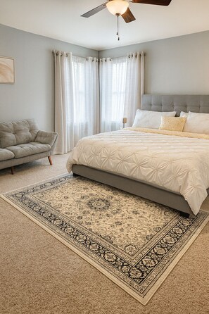 Desk, iron/ironing board, travel crib, free WiFi - Modern Family Retreat• WiFi• 5 Mins to Austin• Yard• 4BR (Manor)