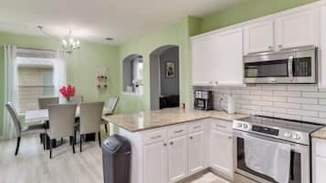 雪櫃、微波爐、焗爐、爐具