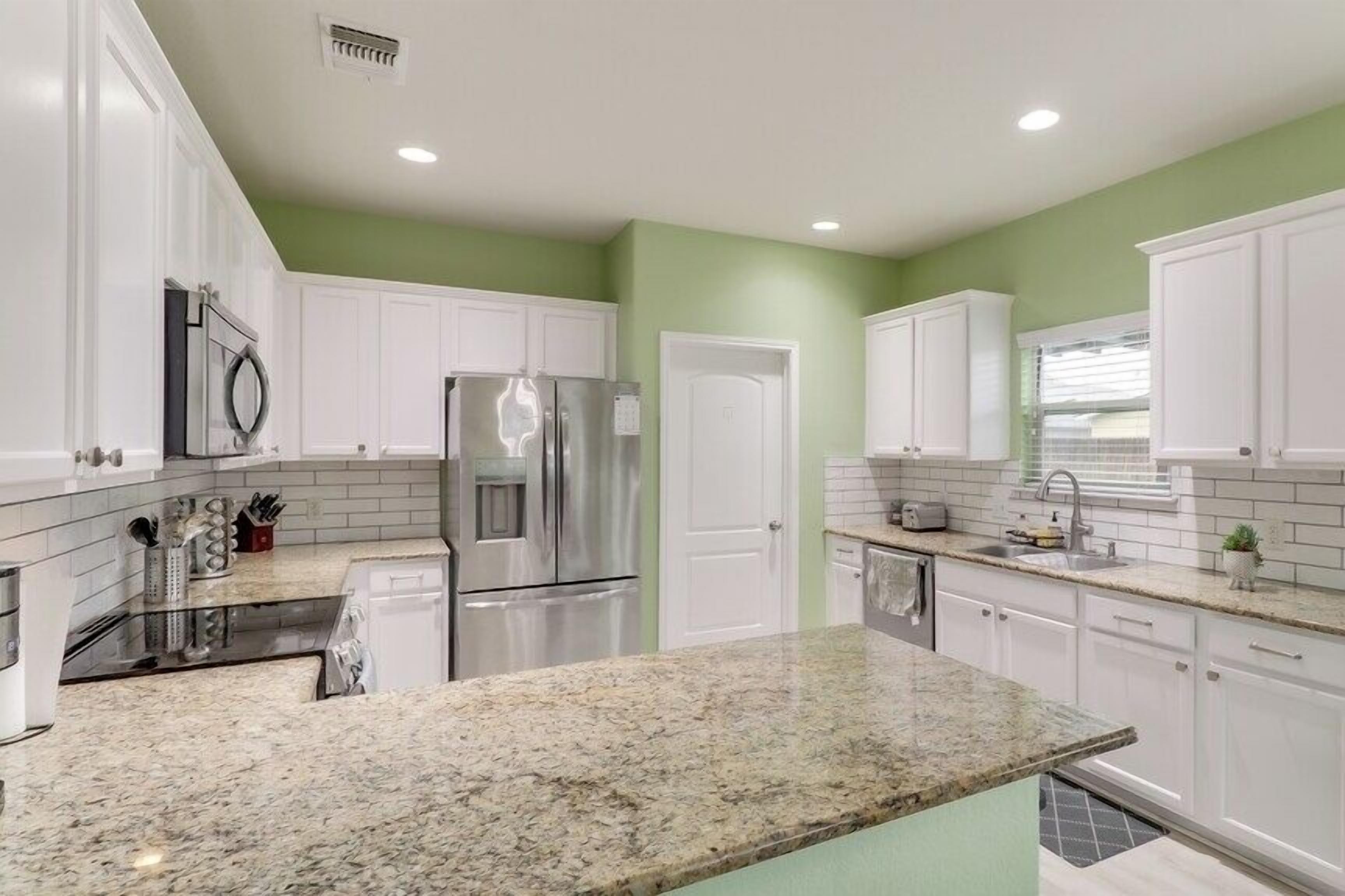 冷蔵庫、電子レンジ、オーブン、コンロ