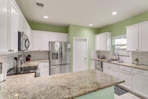 Jääkaappi, mikroaaltouuni, uuni, liesi