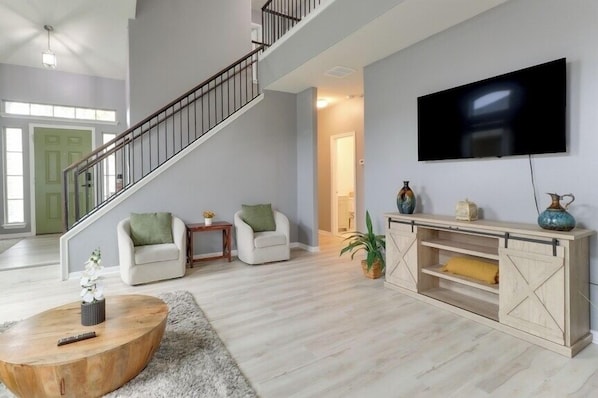 Interior - Spacious Modern Home• Mins to downtown Austin & The Domain• SXSW• ACL (Manor)